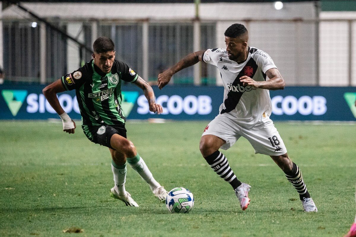 Paulinho em ação pelo Vasco contra o América-MG