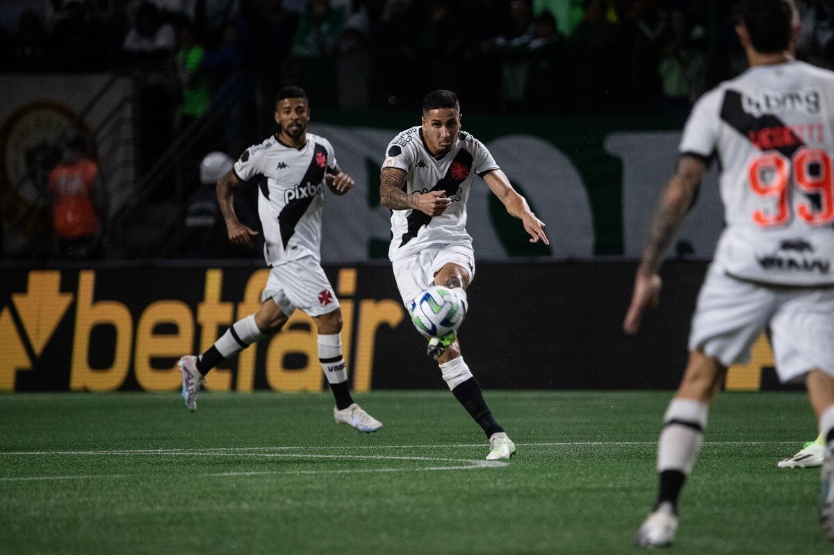 Paulinho observa Praxedes em Palmeiras x Vasco