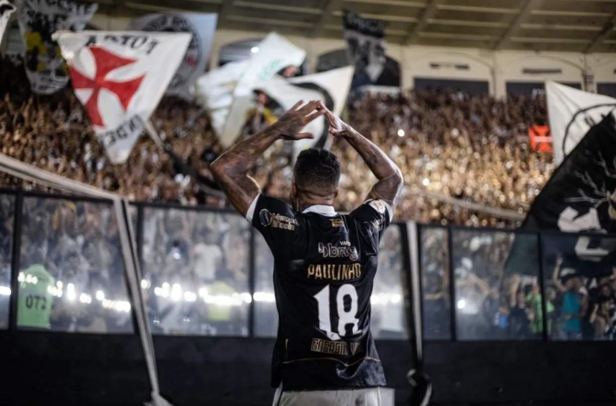 Paulinho celebra vitória com a torcida em São Januário