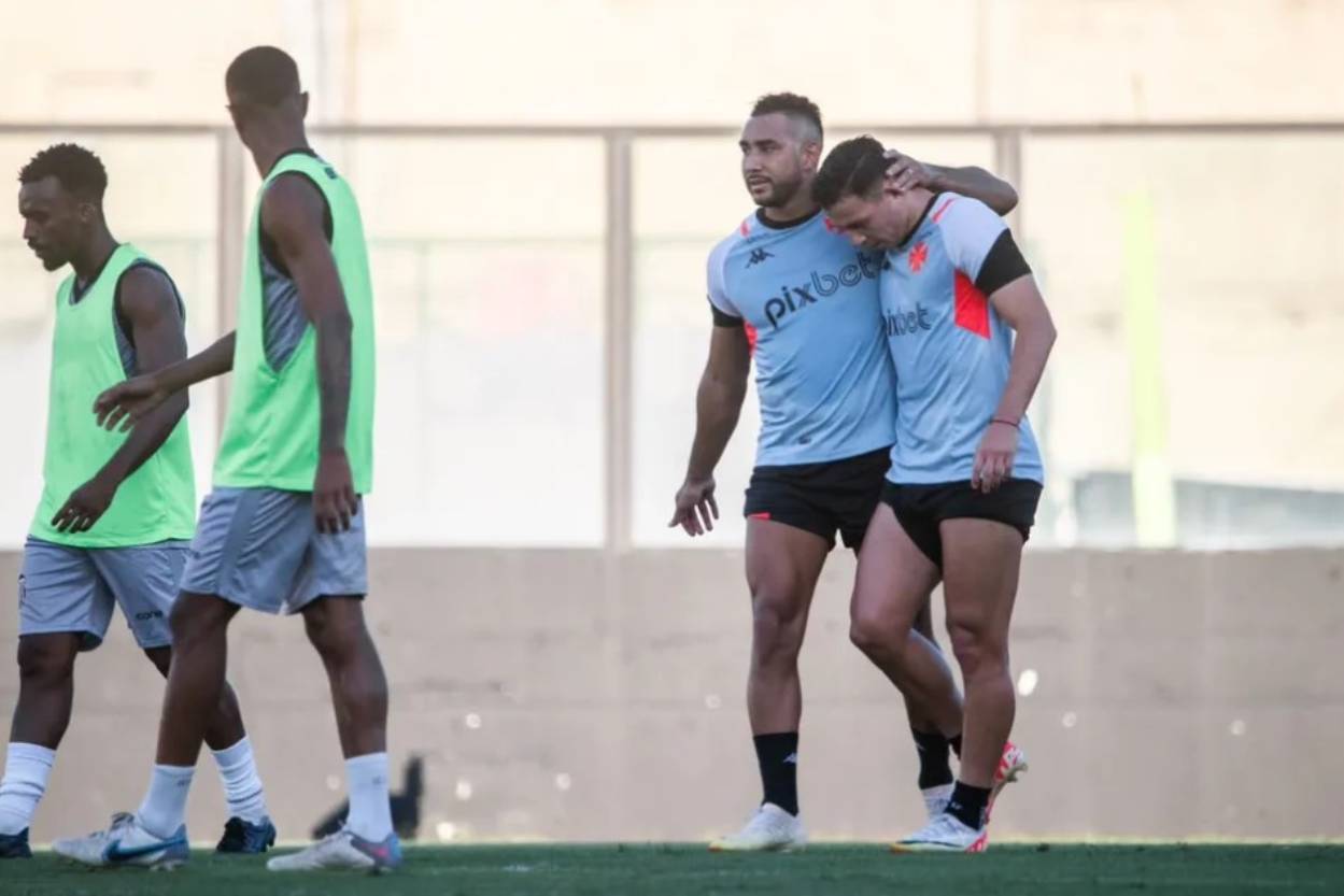 Payet e Ferreira celebram gol em jogo-treino contra o São Cristóvão