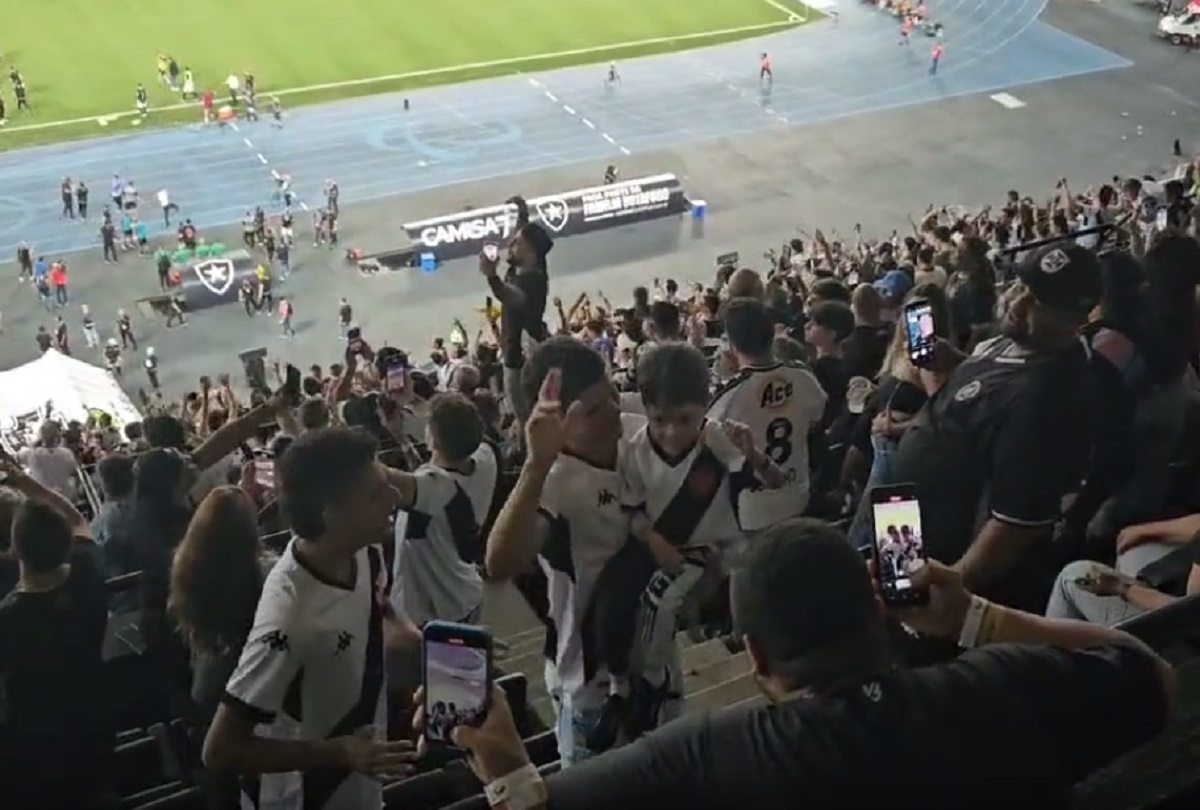 Pequeno Gui em Vasco x Fluminense no Estádio Nilton Santos