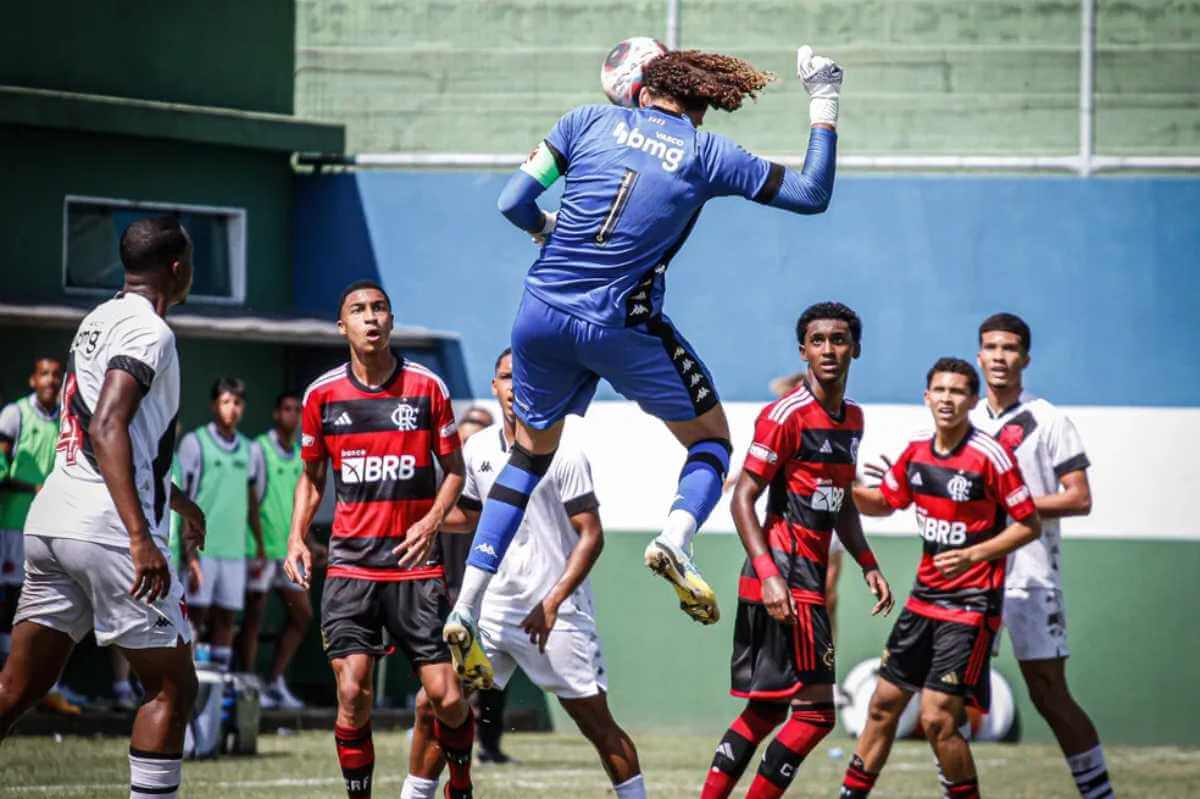 Phillipe Gabriel marca de cabeça contra o Flamengo