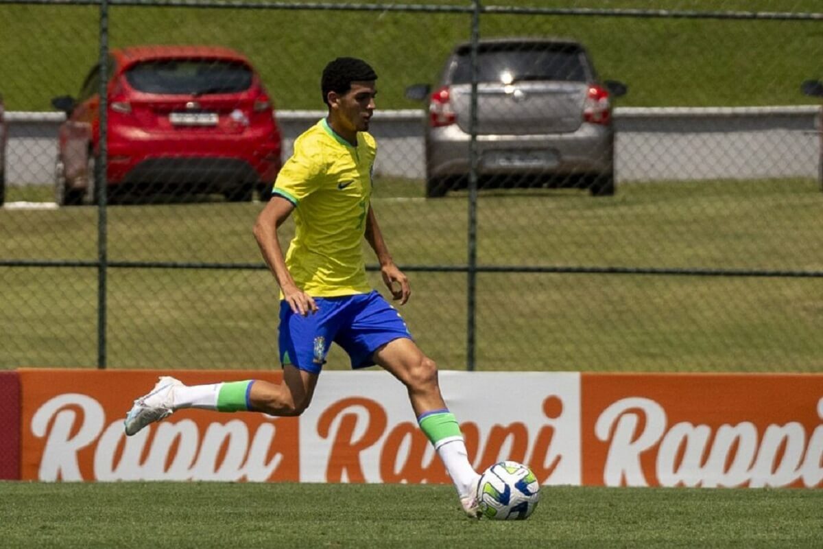Renan Sousa em ação pela Seleção Brasileira Sub-15
