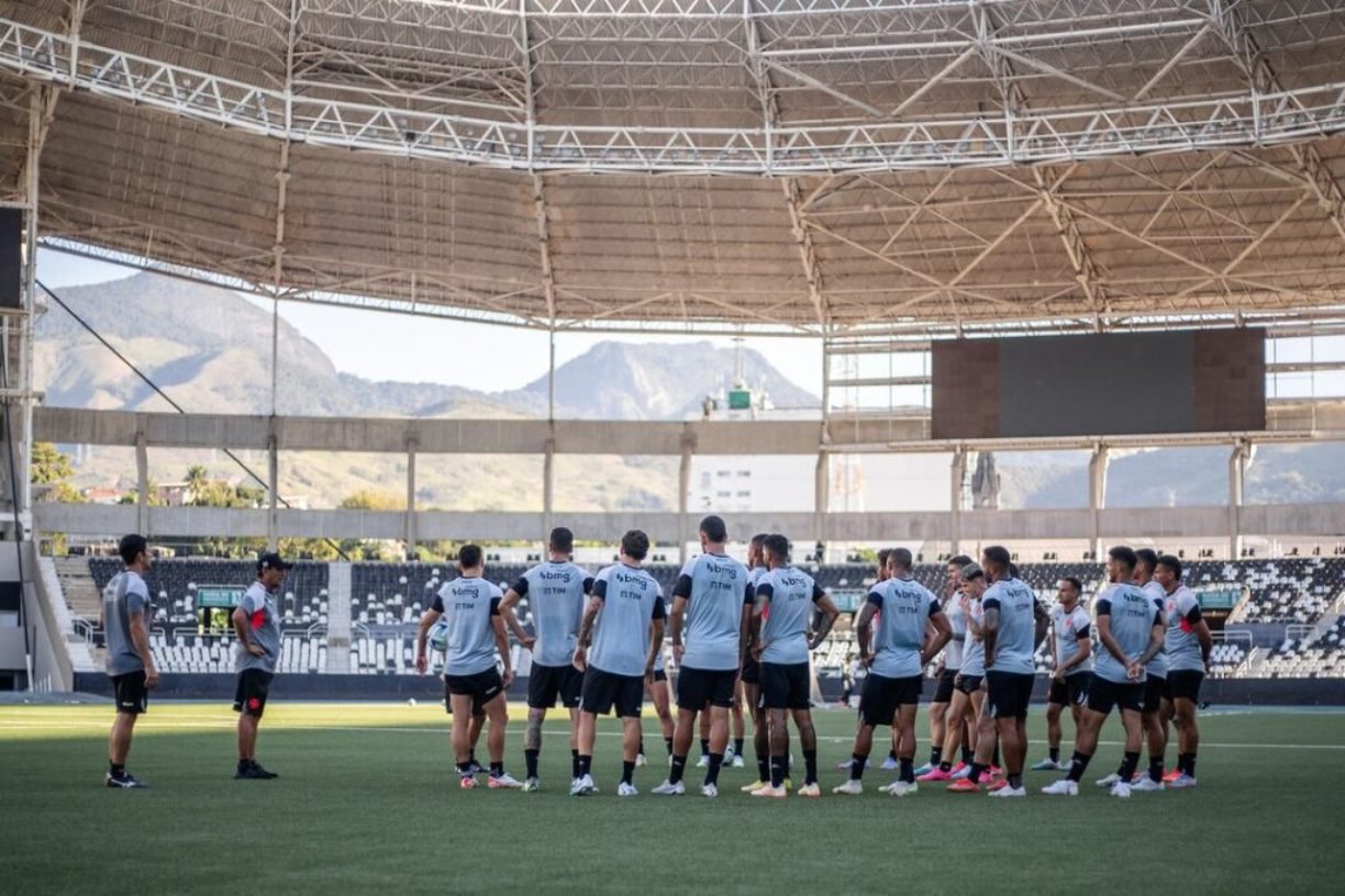 Vasco treina no Estádio Nilton Santos