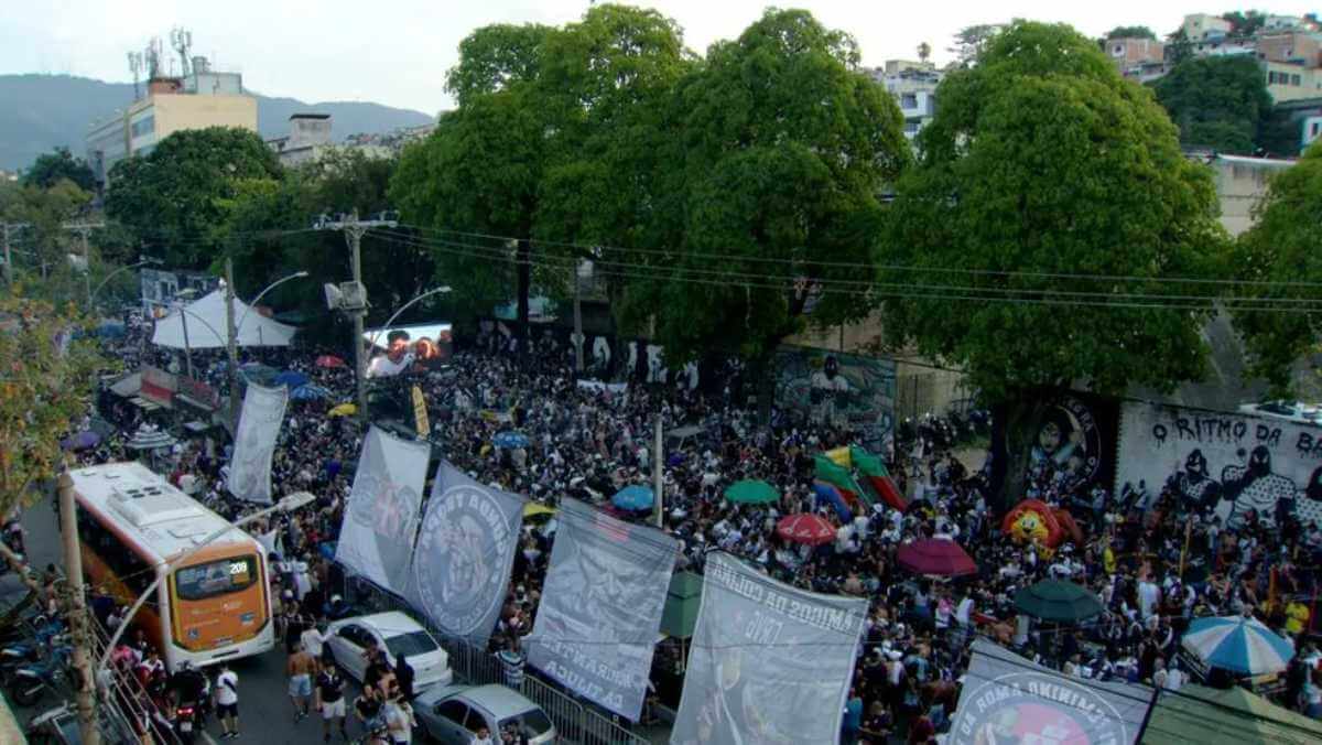 Torcedores do Vasco se reúnem na Barreira do Vasco