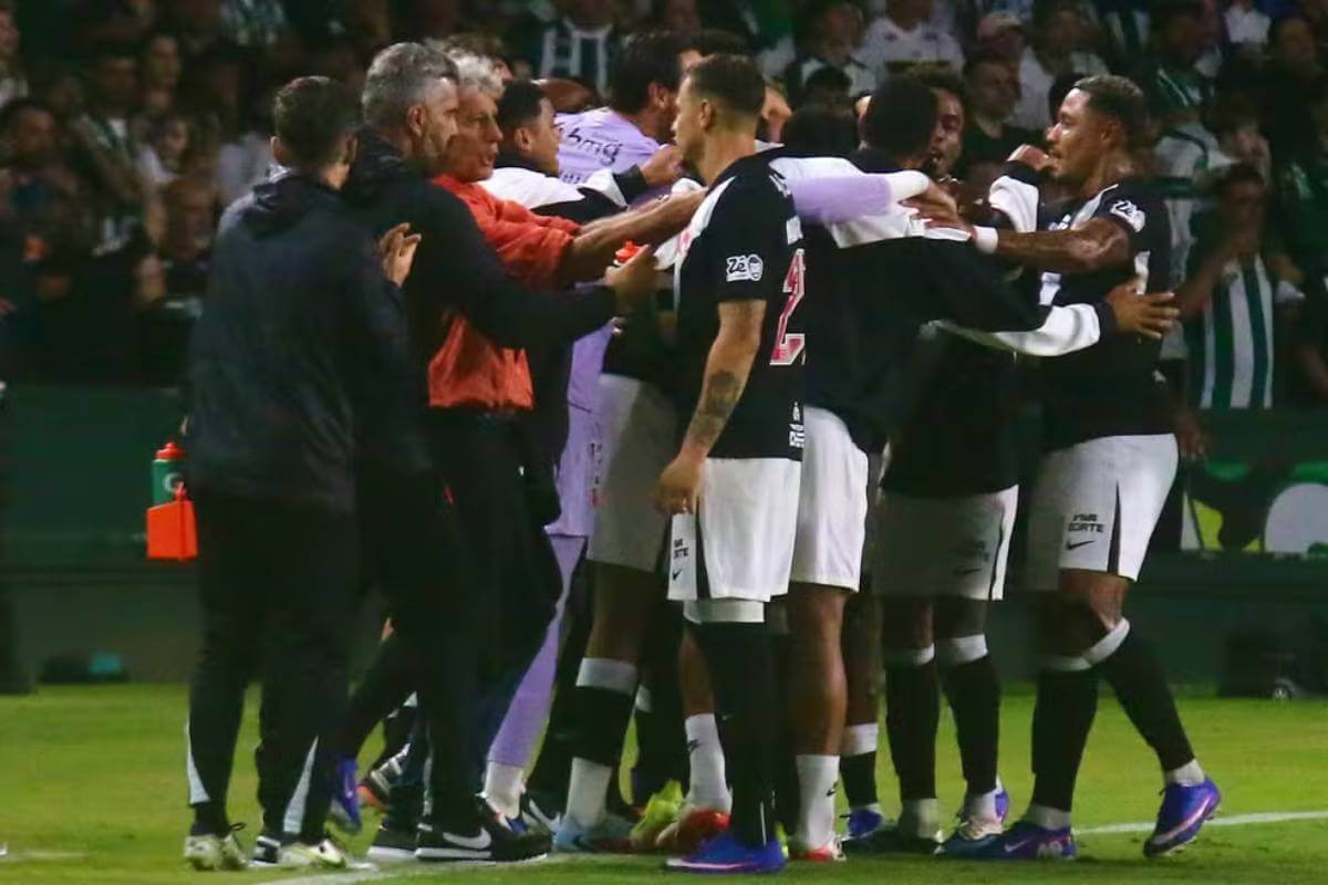 Jogadores do Vasco comemorando contra o Coritiba