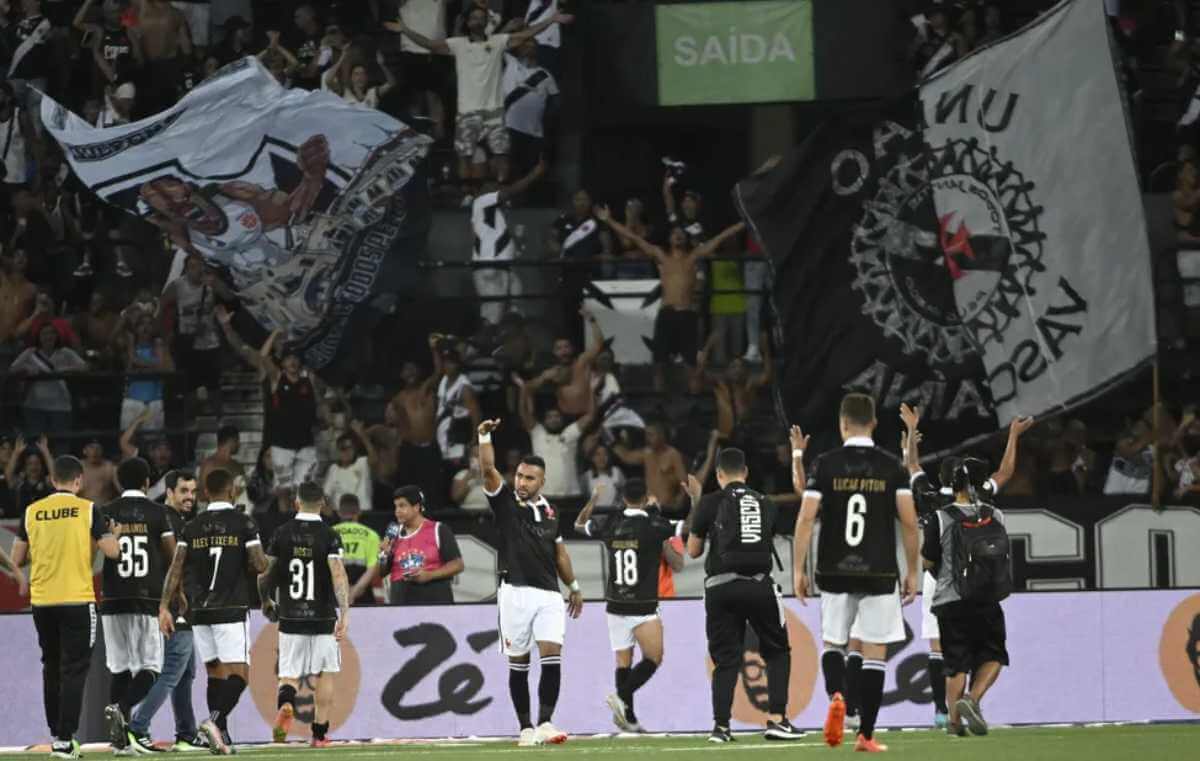 Jogadores do Vasco comemorando a vitória com a torcida
