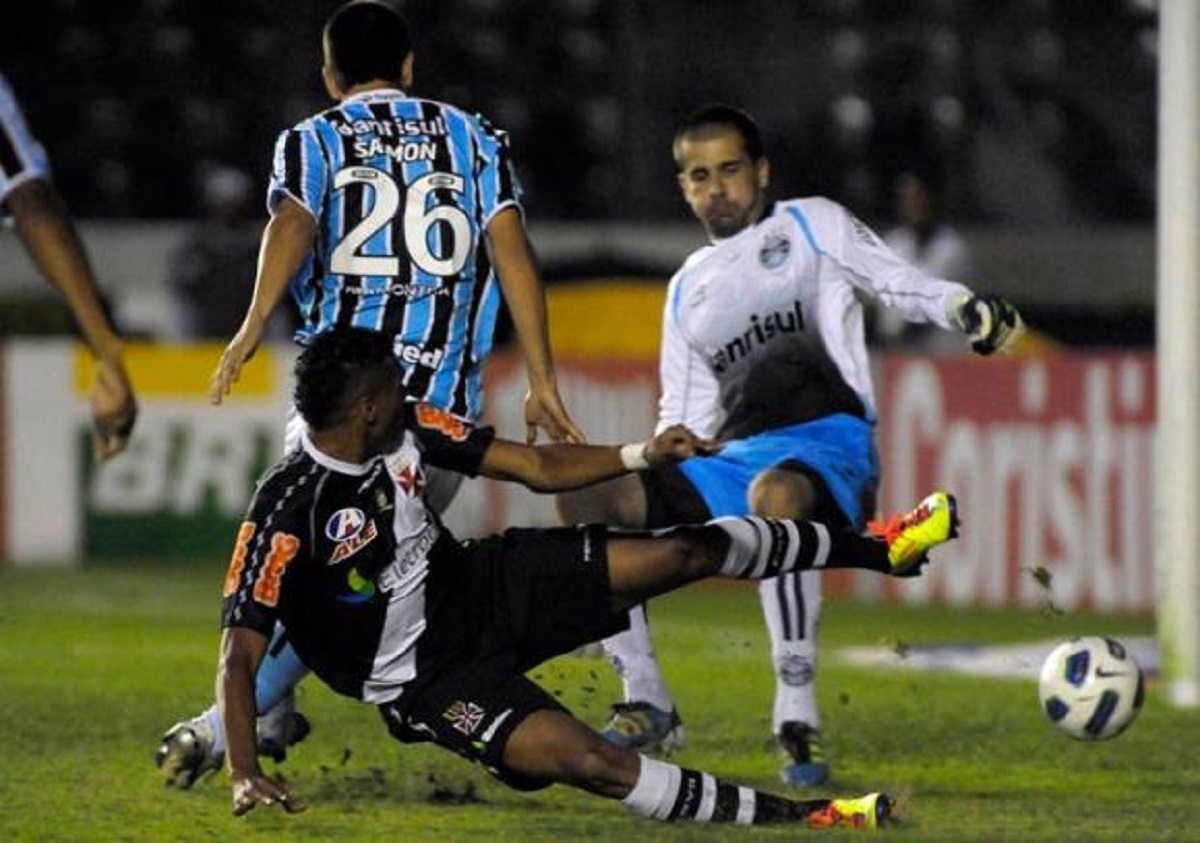 Elton marcando gol pelo Vasco contra o Grêmio pelo Brasileiro 2011