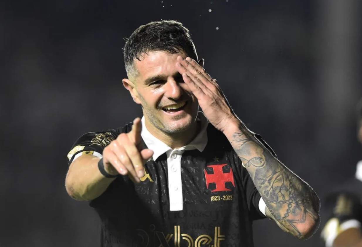 Pablo Vegetti celebra gol na vitória sobre o Coritiba