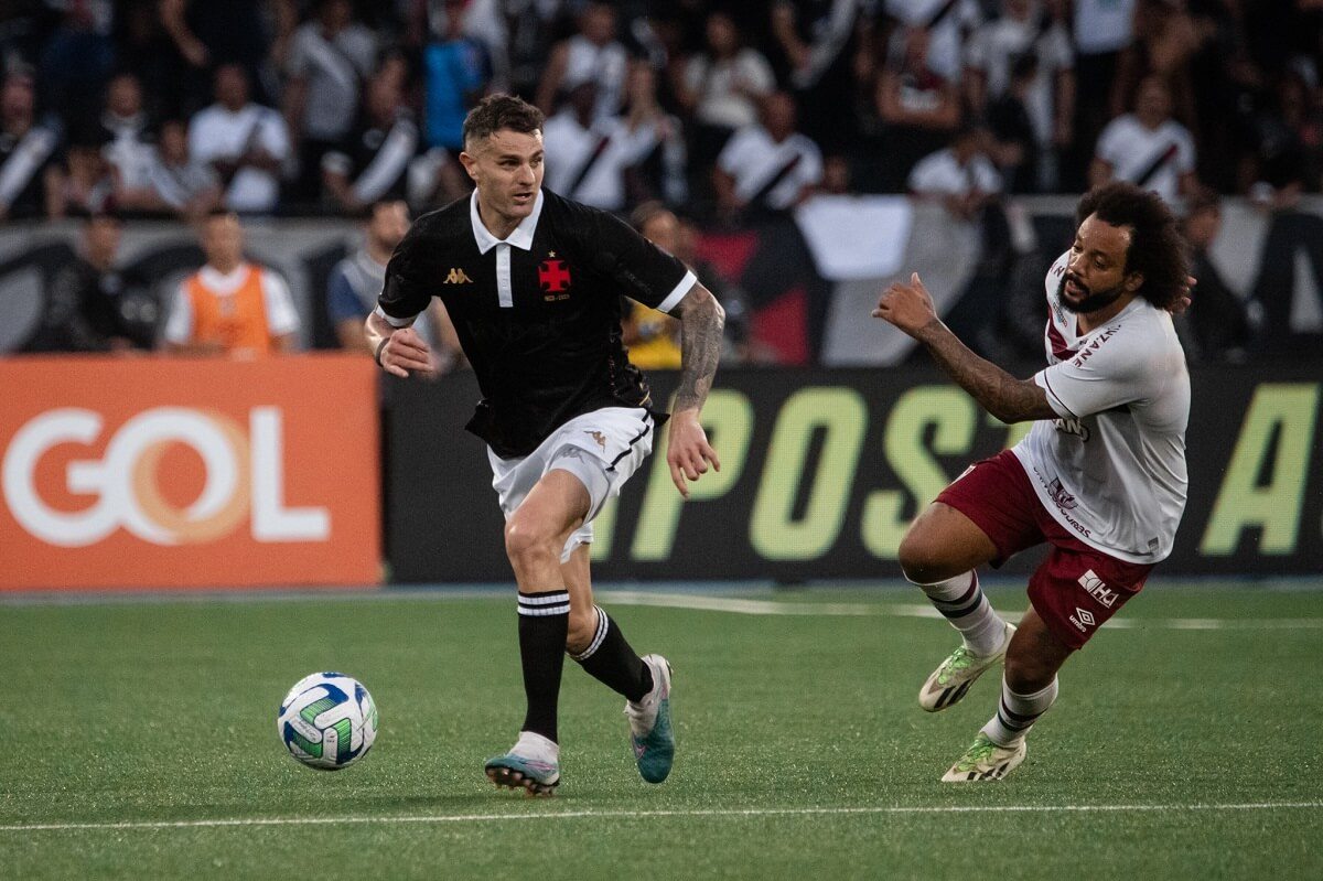 Vegetti em ação pelo Vasco contra o Fluminense