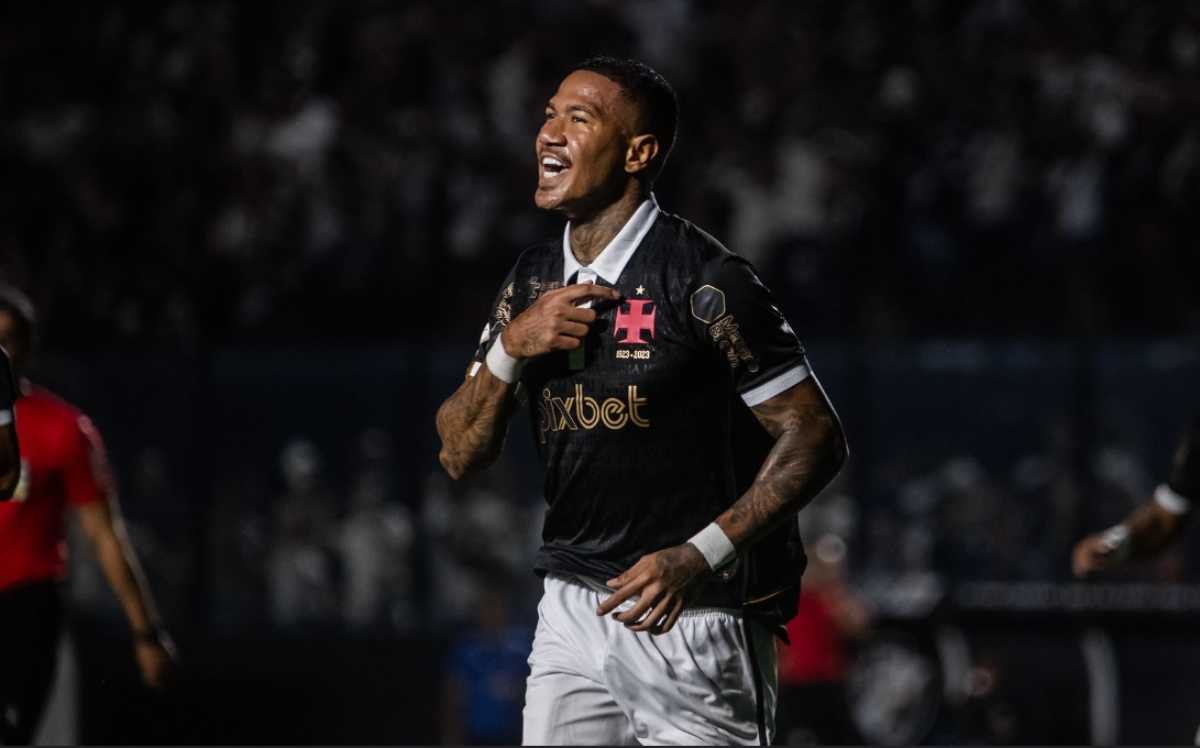 Zé Gabriel comemorando gol contra o Coritiba