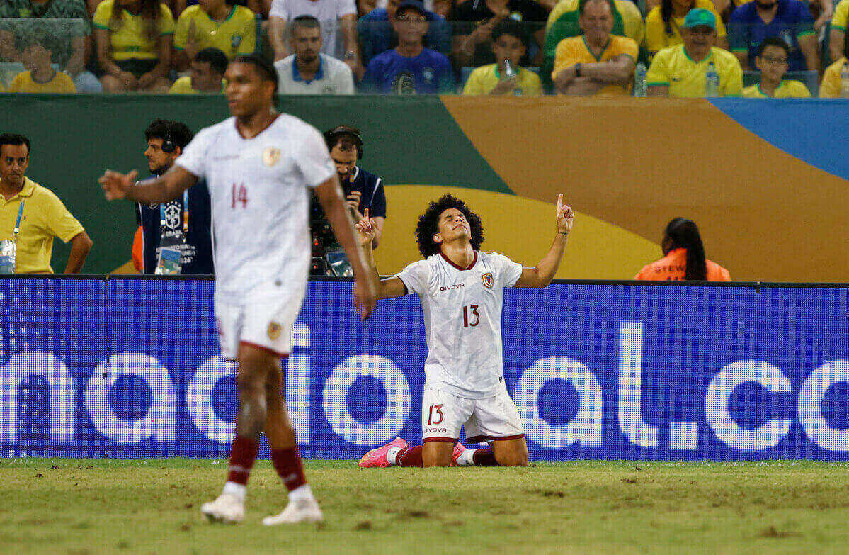 Eduard Bello marcou um golaço contra o Brasil