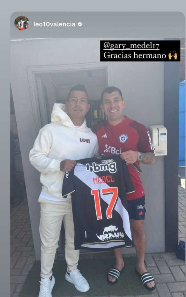 Medel entrega camisa do Vasco para o meia Leo Valência