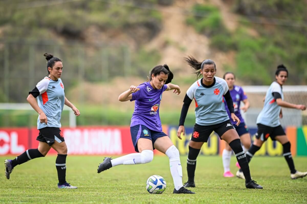 Seleção Feminina Sub-17 vence equipe feminina profissional do Vasco por 2 a 1