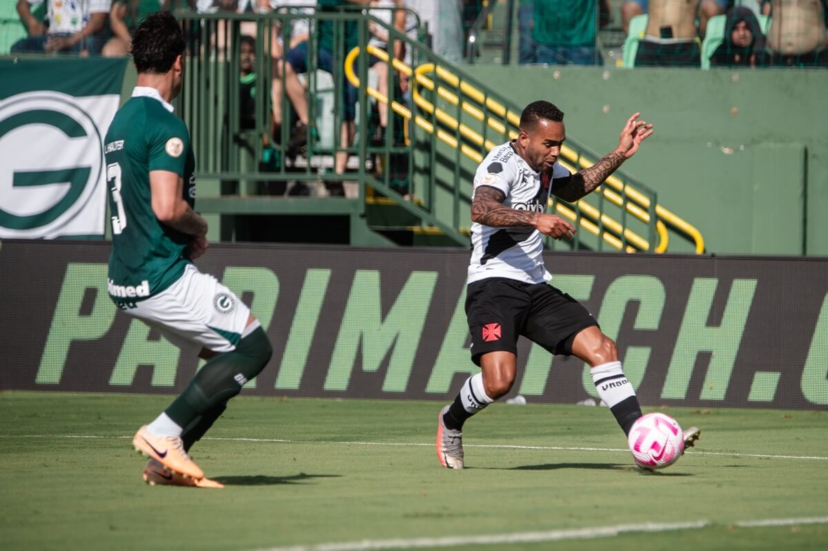 Alex Teixeira em ação pelo Vasco contra o Goiás