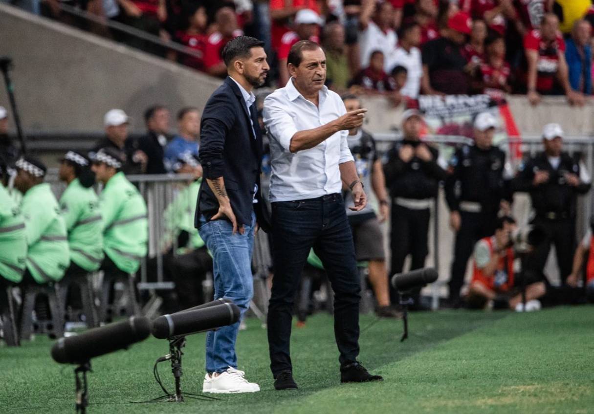 Emiliano e Ramón Díaz no clássico contra o Flamengo, no Maracanã