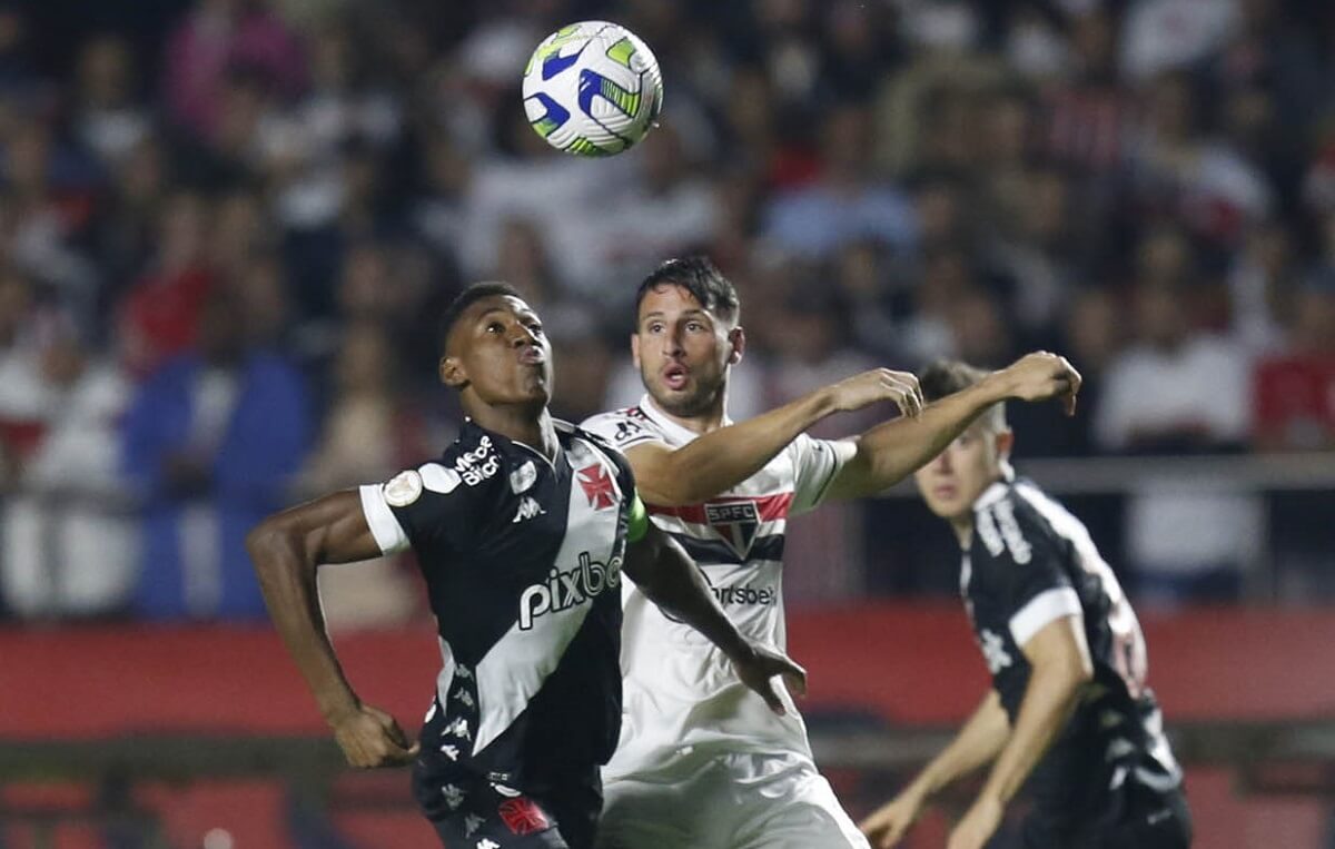 Léo e Calleri disputando bola em São Paulo x Vasco
