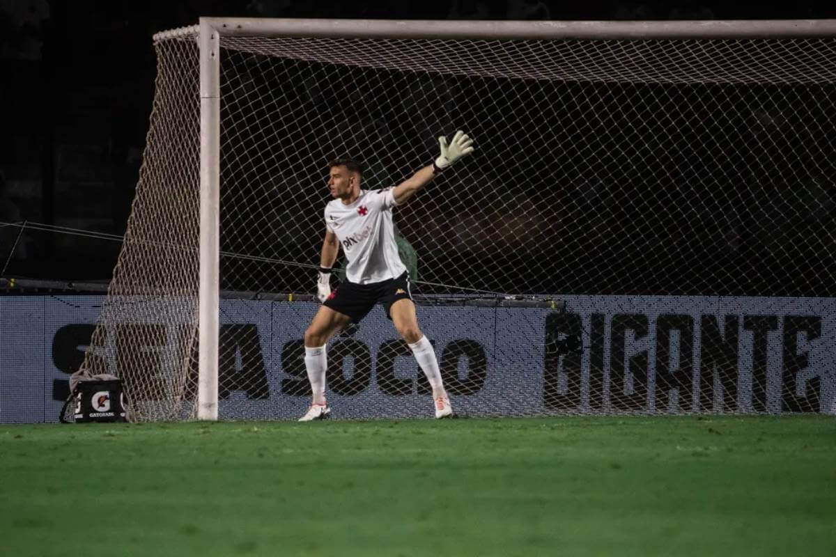 Leo Jardim com nova camisa de goleiro do Vasco