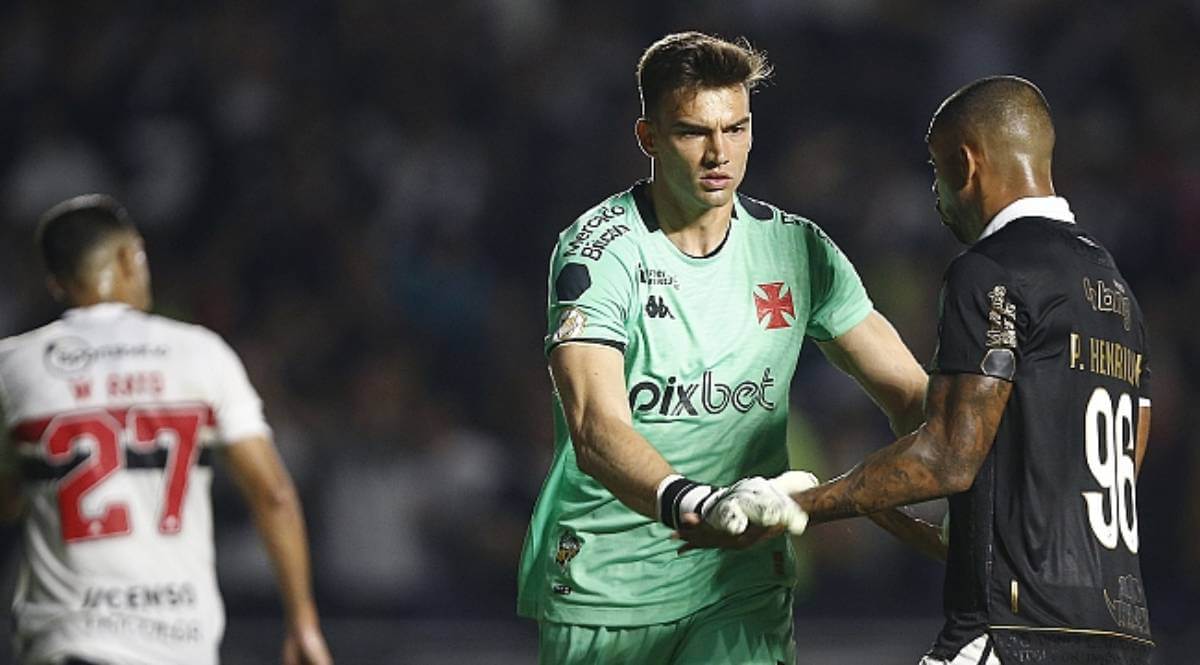 Léo Jardim, do Vasco, se torna o segundo goleiro com mais defesas no  Brasileirão - Lance!