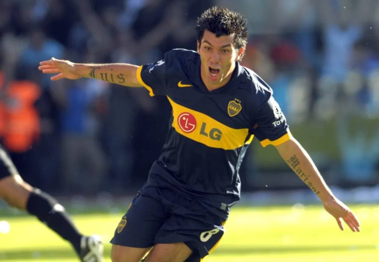 Gary Medel em campo pelo Boca Juniors contra o River Plate