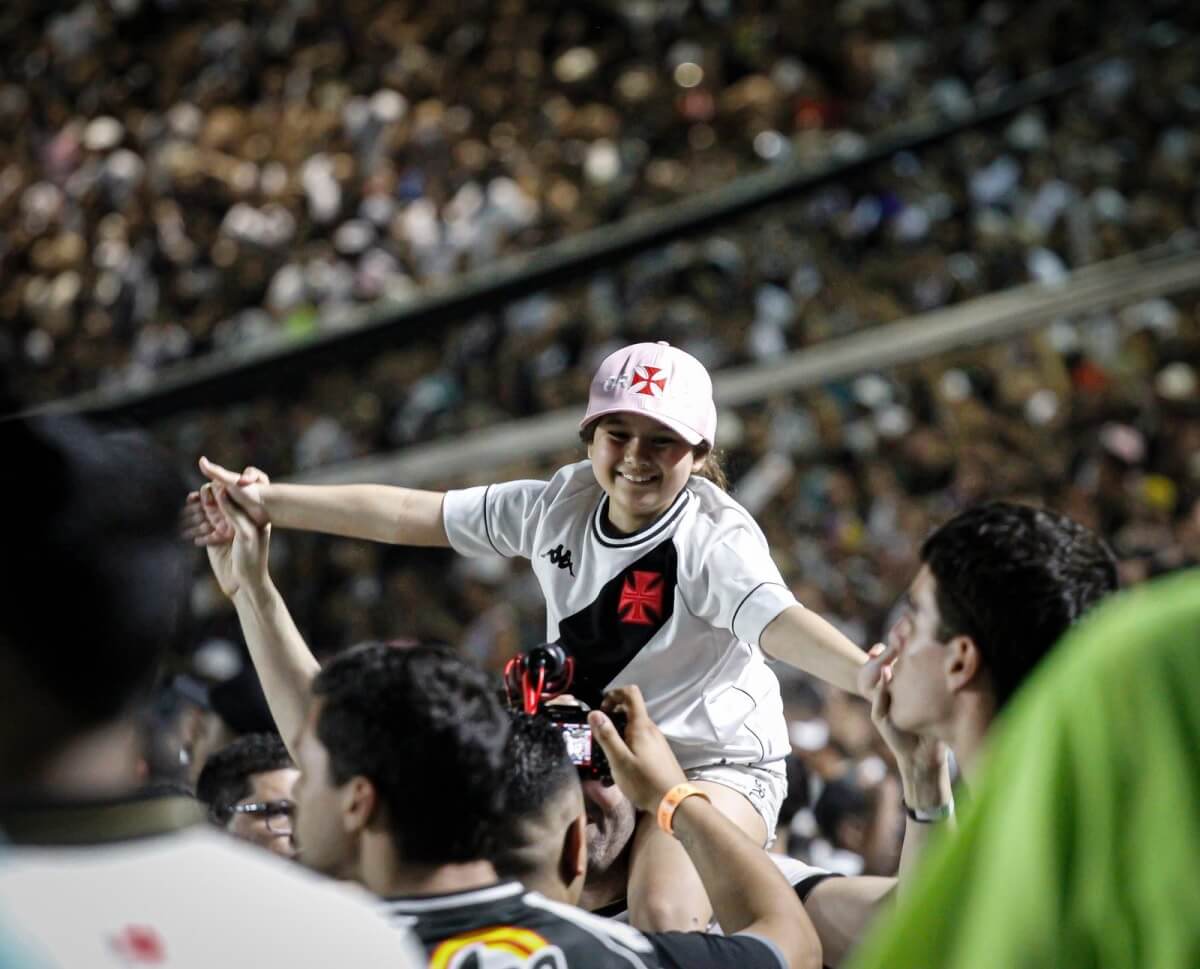 Menina vascaína no meio da torcida em São Januário