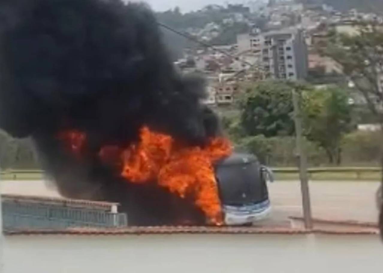 Ônibus do Sub-14 do Vasco pega fogo na estrada