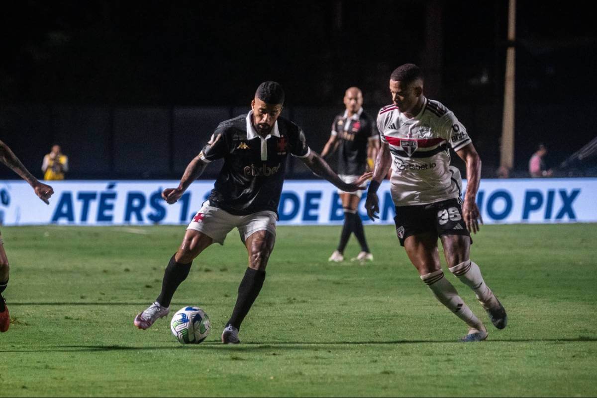 Paulinho em ação pelo Vasco contra o São Paulo