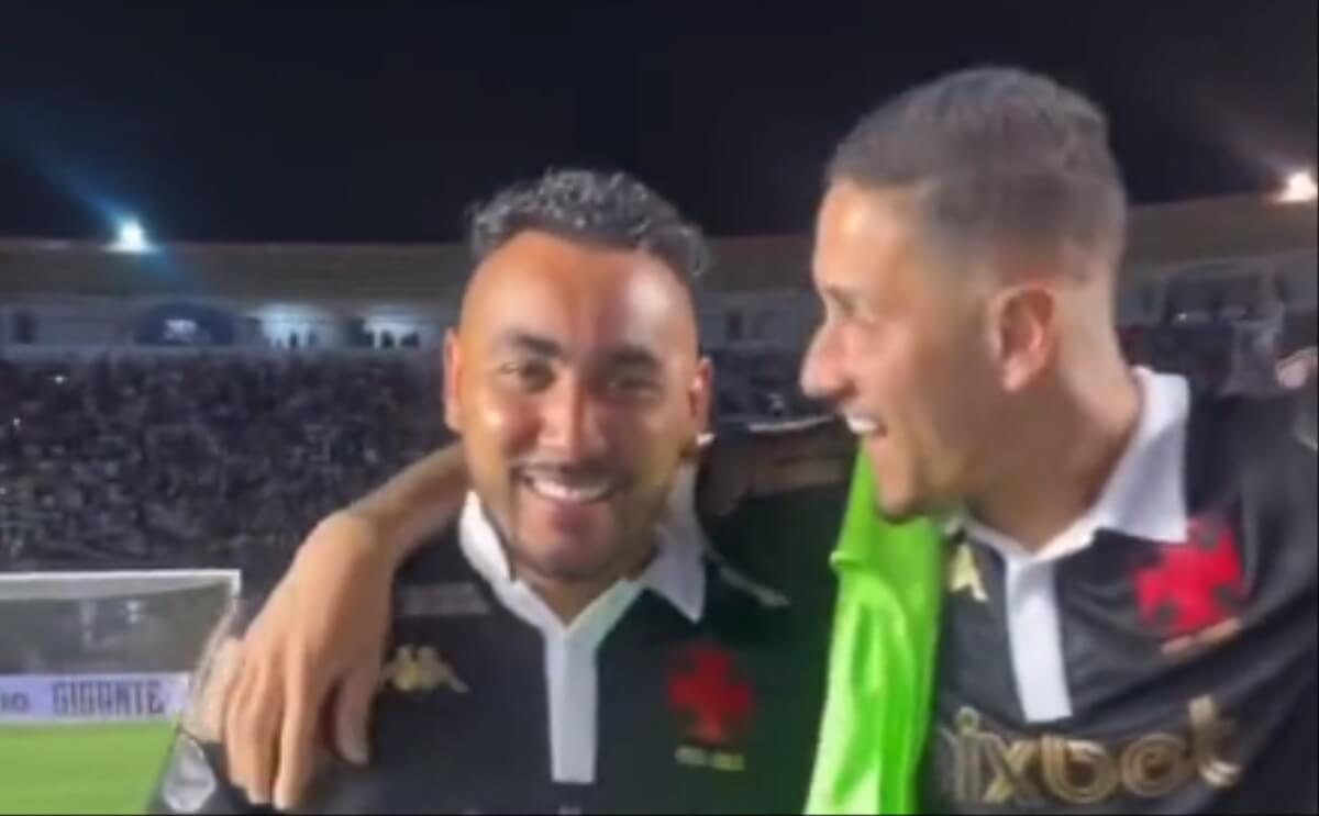 Payet e Praxedes comemorando vitória do Vasco