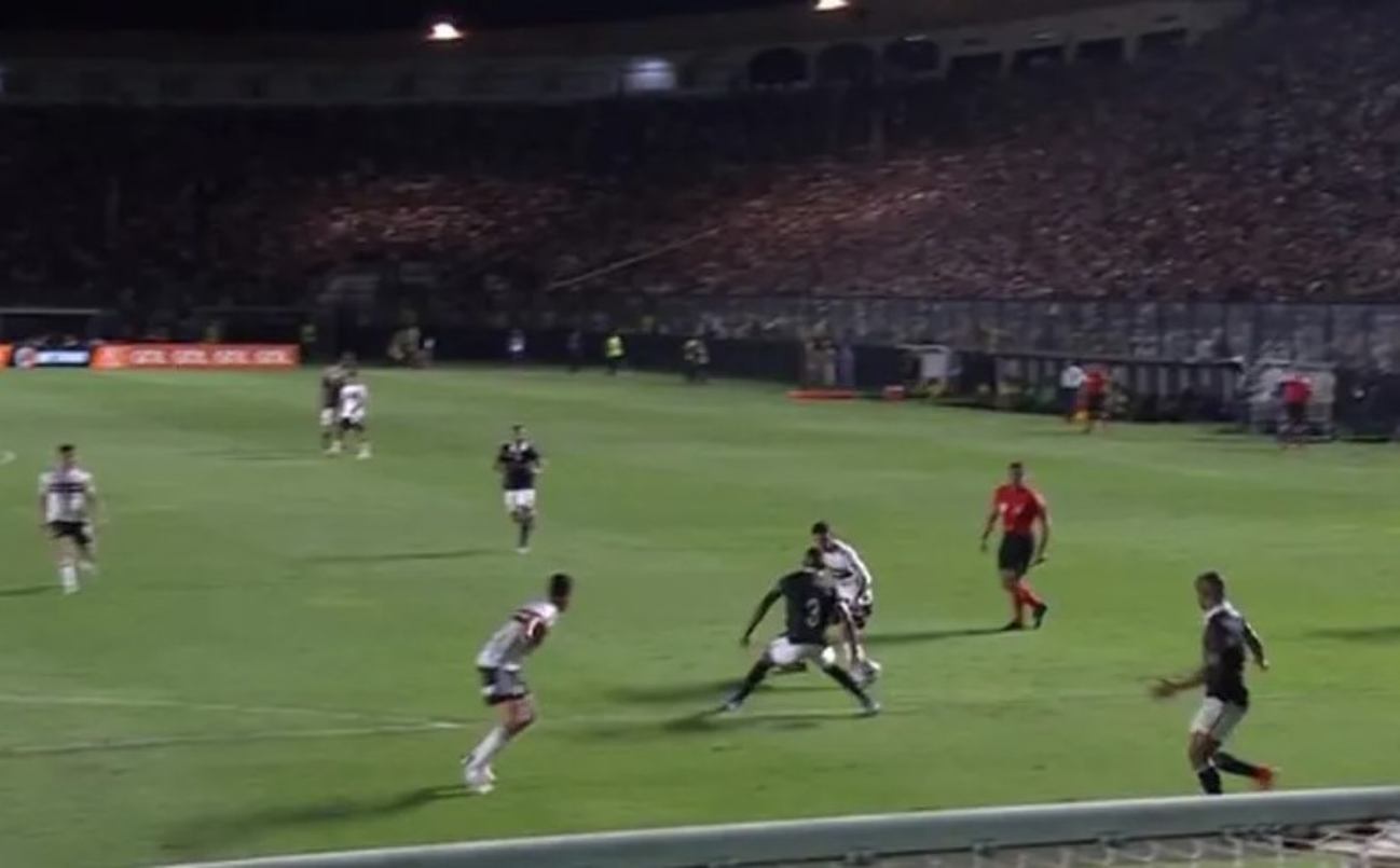 Pênalti marcado de Léo contra o São Paulo