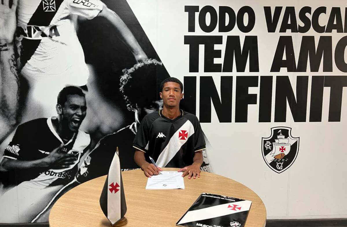 Ramon assinando contrato com o Vasco