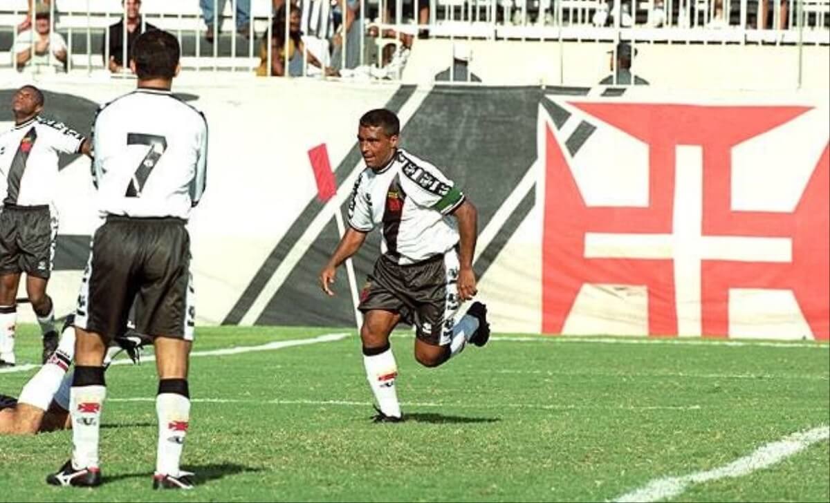 Romário comemorando gol contra o São Paulo em 2001