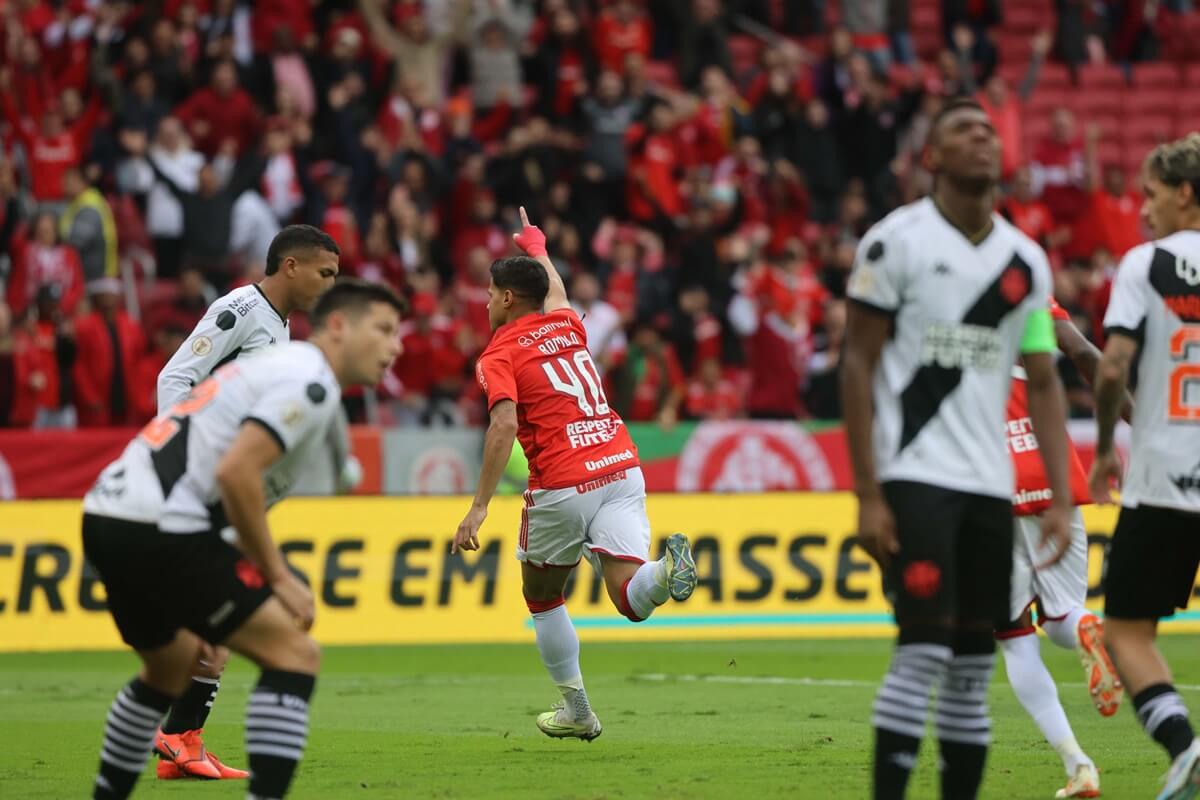 Rômulo comemorando gol em Internacional x Vasco