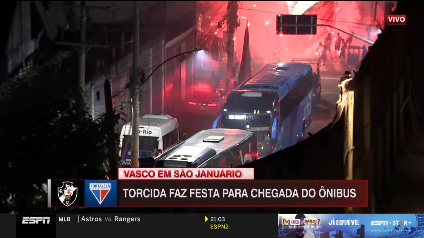 Torcida faz 'rua de fogo' na chegada do Vasco a São Januário