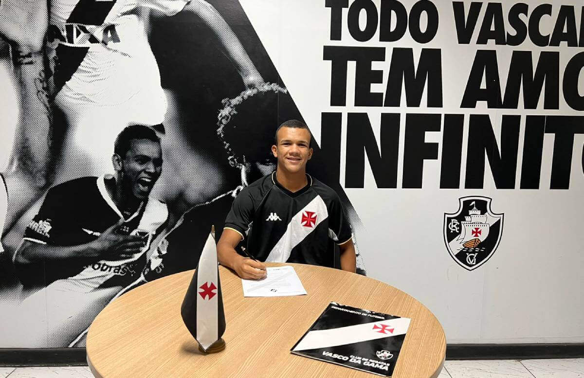 Sandro assinando contrato com o Vasco