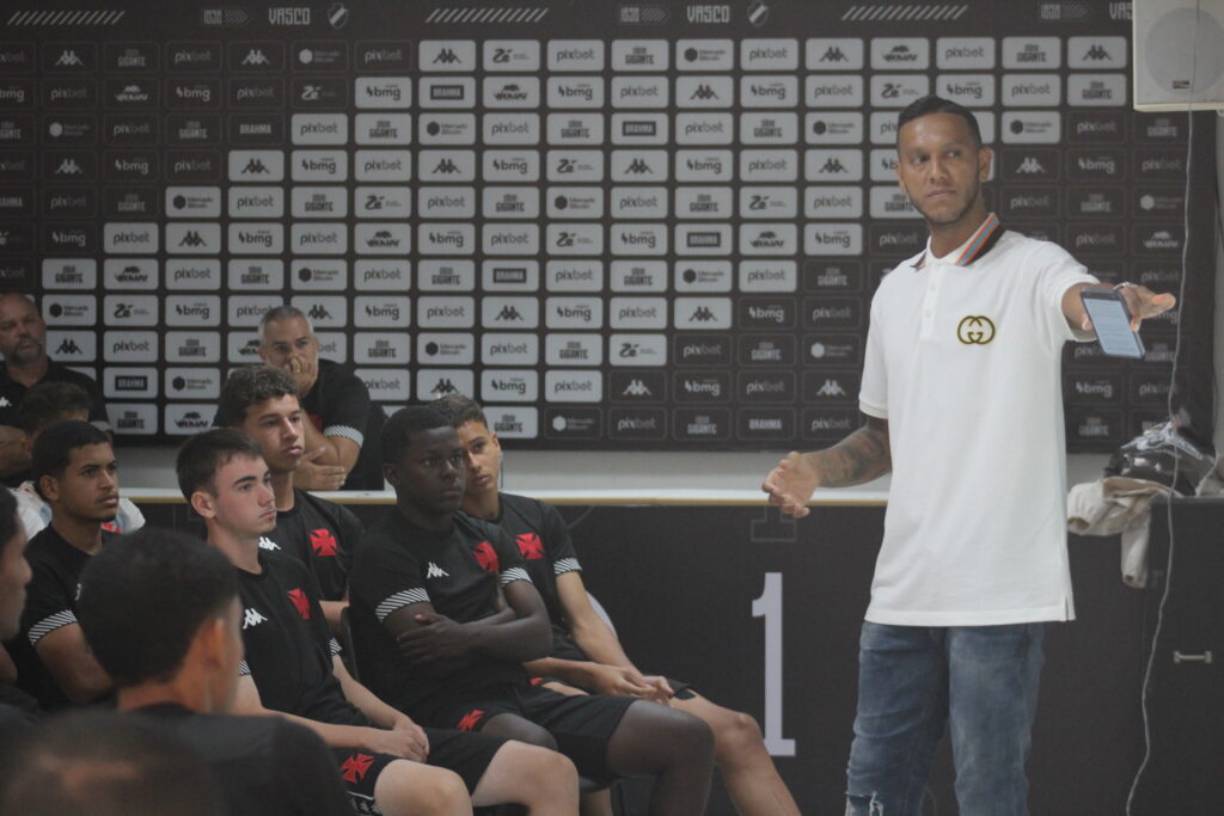 Souza palestrou para garotos da base do Vasco