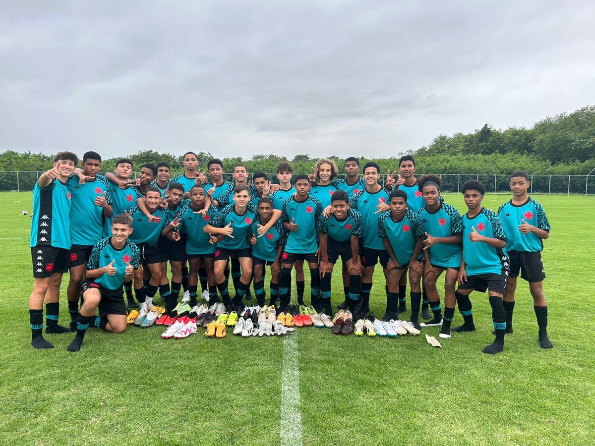 Elenco profissional do Vasco doa chuteiras para garotada do Sub-14