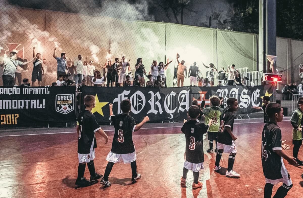 Jogadores do time sub-6 do Vasco comemorando com pais e torcedores