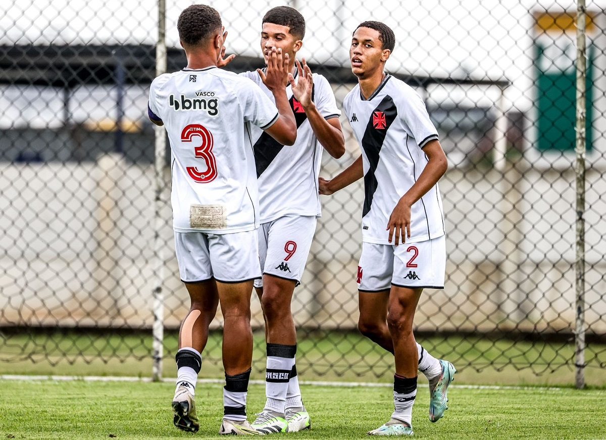 Jogadores do Sub-16 do Vasco comemorando gol