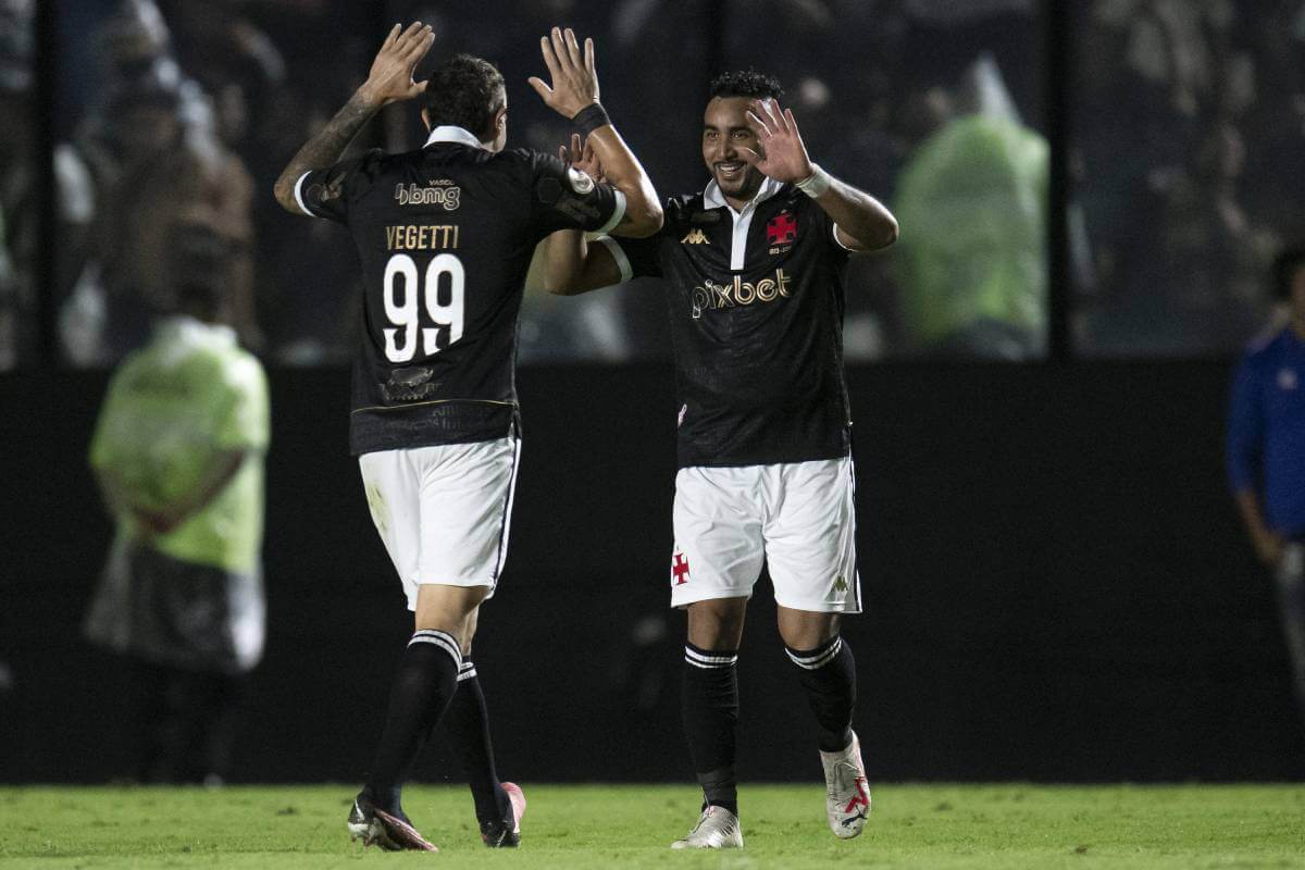 Vegetti e Payet comemorando gol contra o Fortaleza