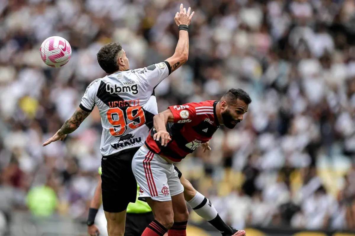 Vegetti em ação pelo Vasco contra o Flamengo