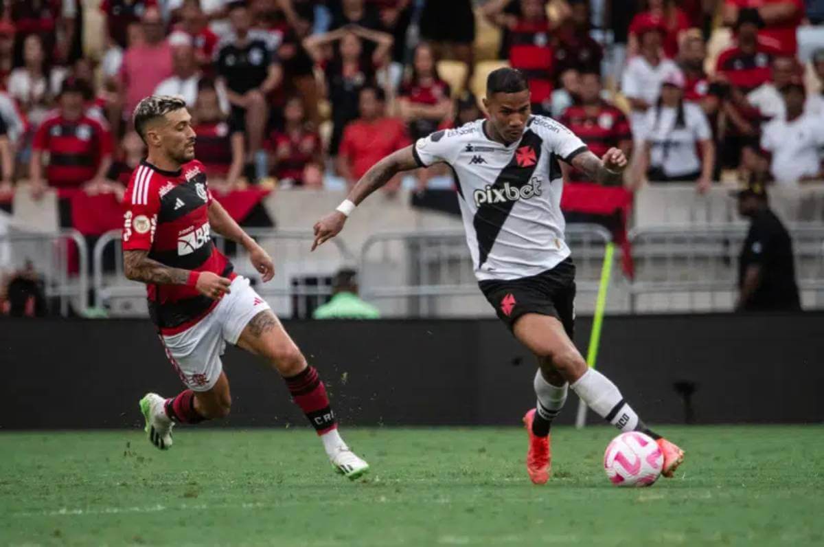 Zé Gabriel em ação pelo Vasco contra o Flamengo