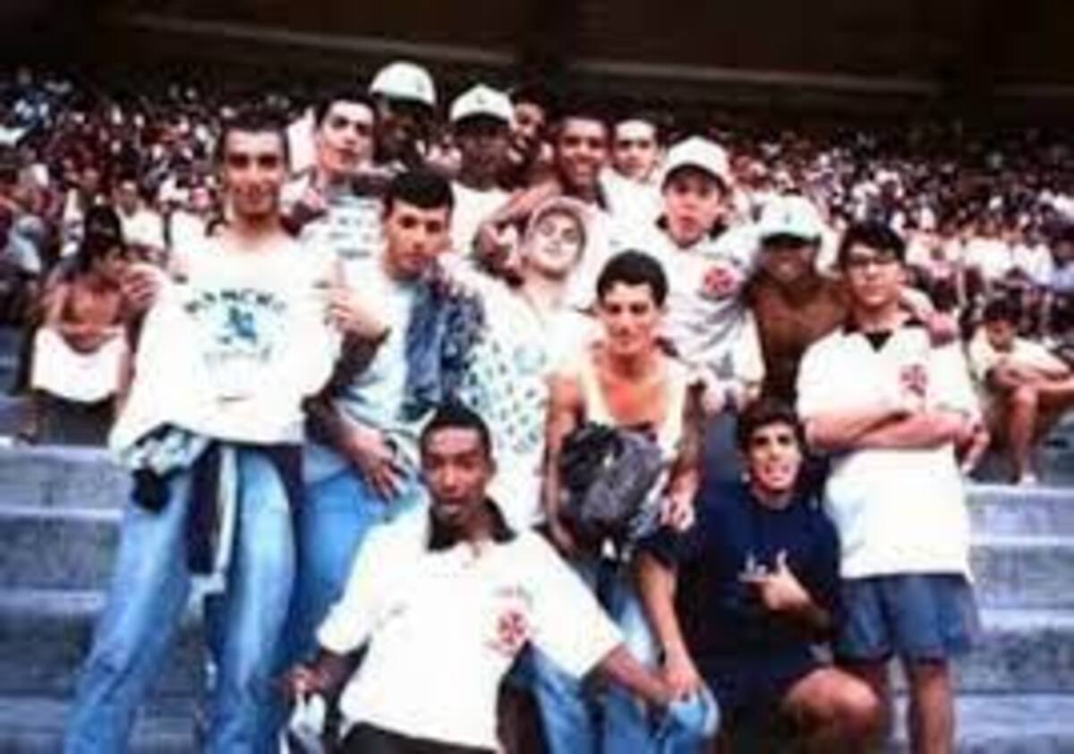 Integrantes da Força Jovem do Vasco e da Mancha Verde, do Palmeiras, no Maracanã, na década de 80