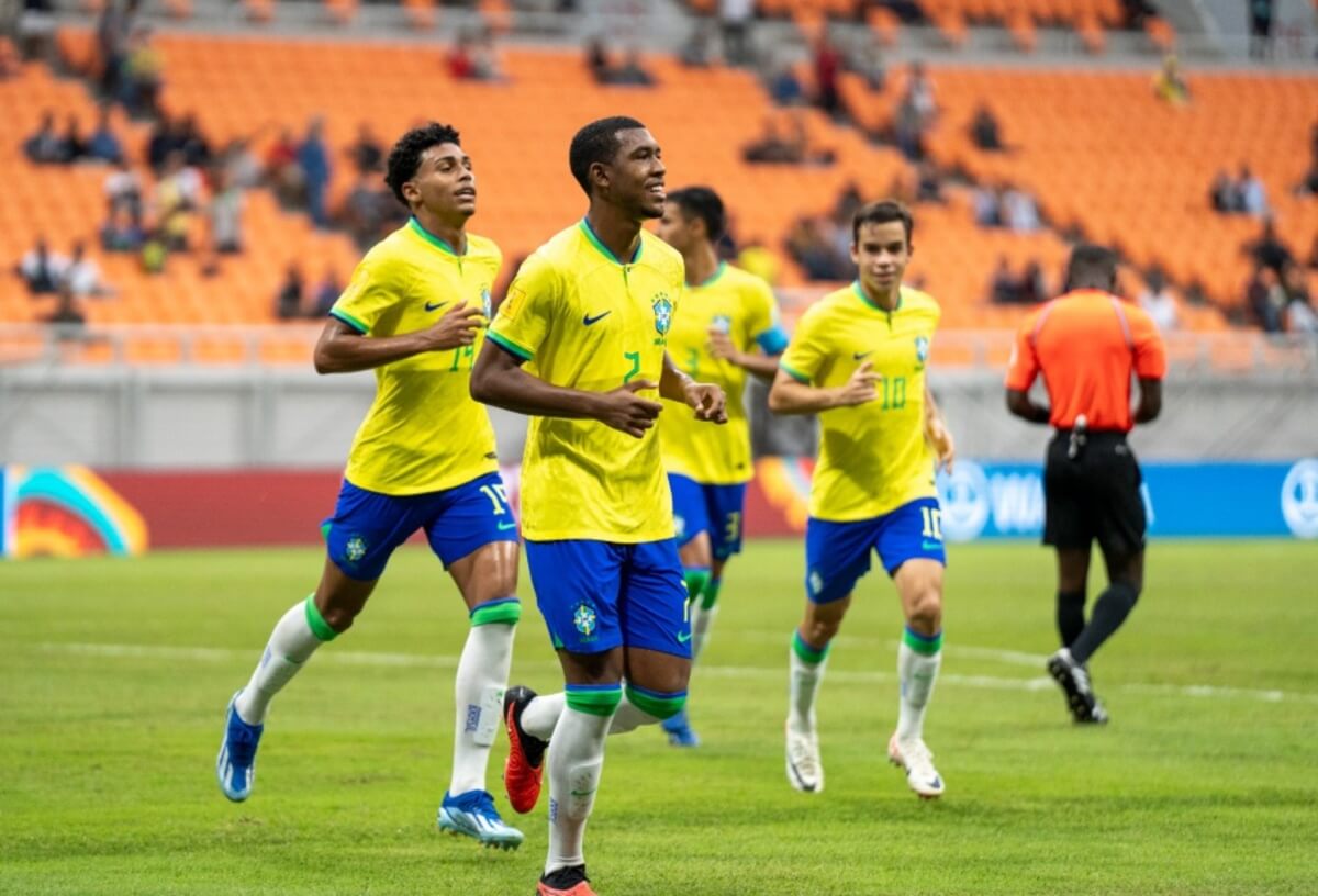 Rayan comemora gol em Brasil x Nova Caledônia pelo Mundial Sub-17