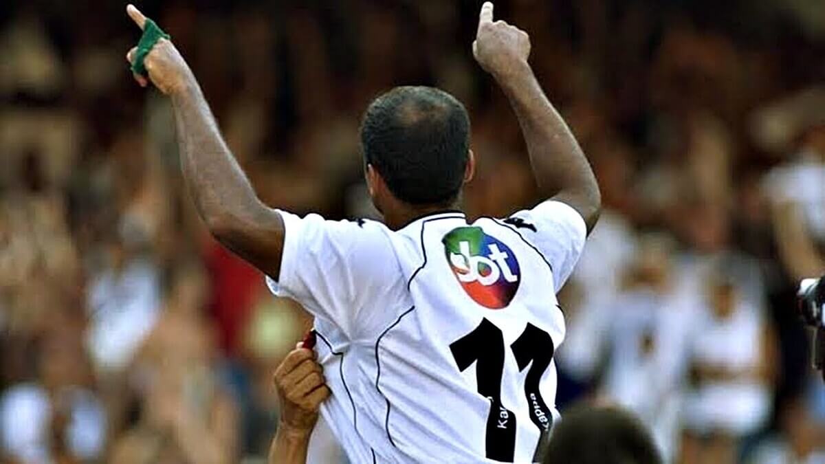 Romário com a polêmica camisa do Vasco com a logo do SBT