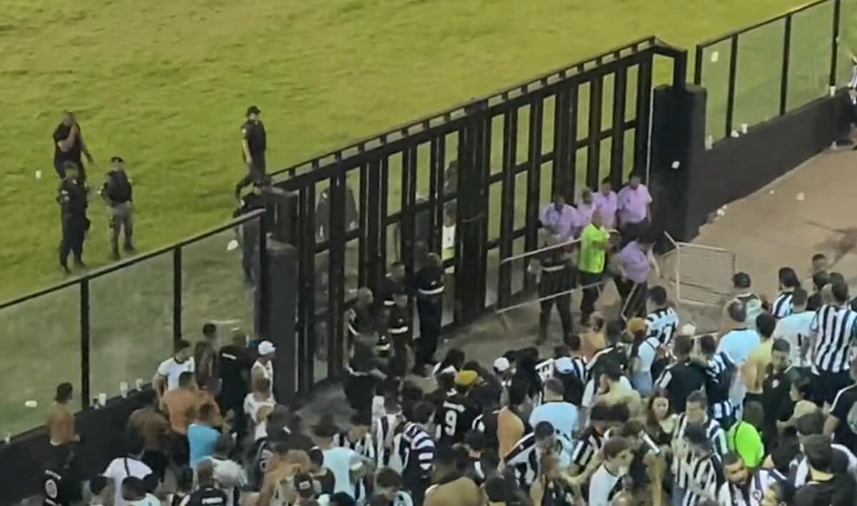 Briga de torcedores do Botafogo em São Januário