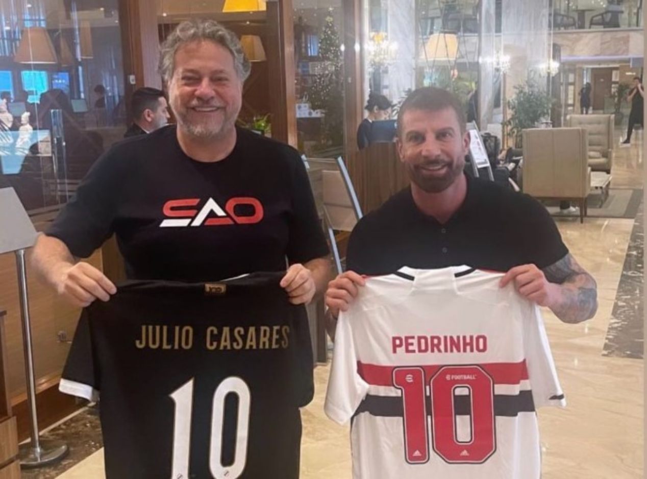 Pedrinho se encontra e troca camisas com Julio Casares