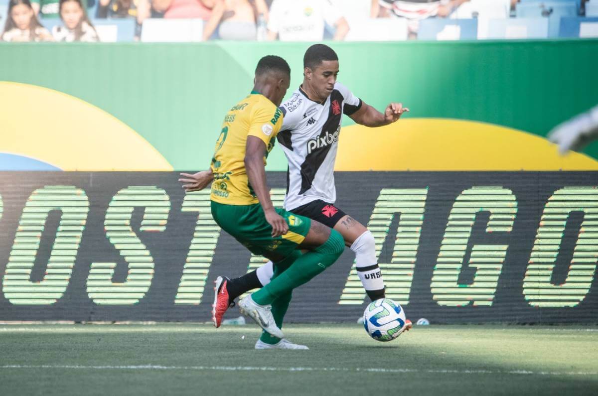 Erick Marcus em ação pelo Vasco contra o Cuiabá