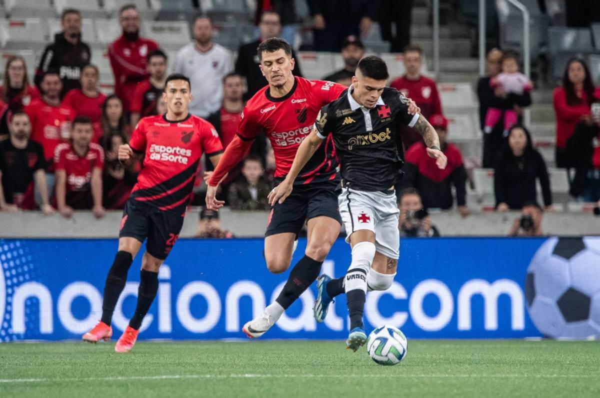 Gabriel Pec em ação pelo Vasco contra o Athletico-PR