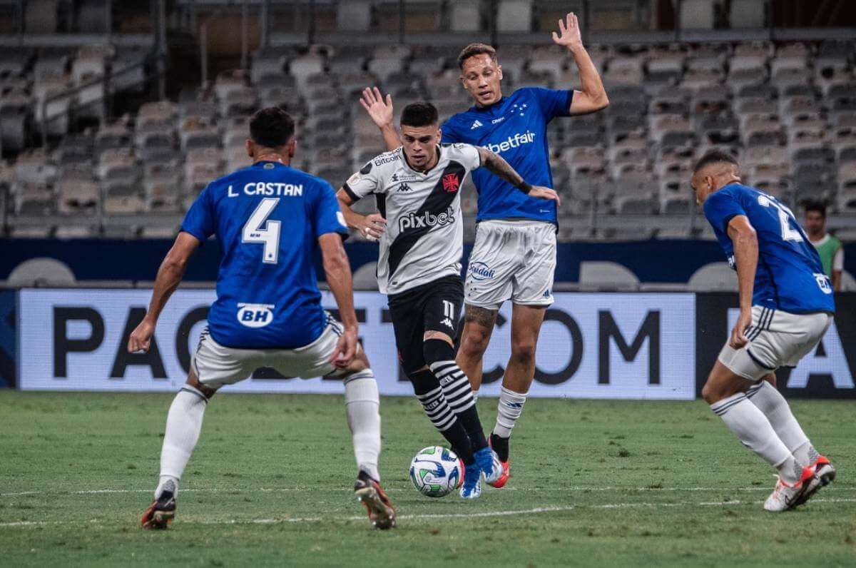 Gabriel Pec em ação pelo Vasco contra o Cruzeiro