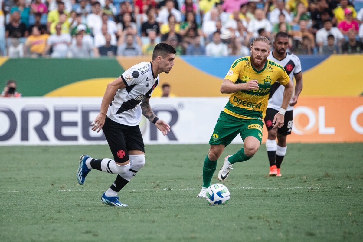 Gabriel Pec em ação pelo Vasco contra o Cuiabá